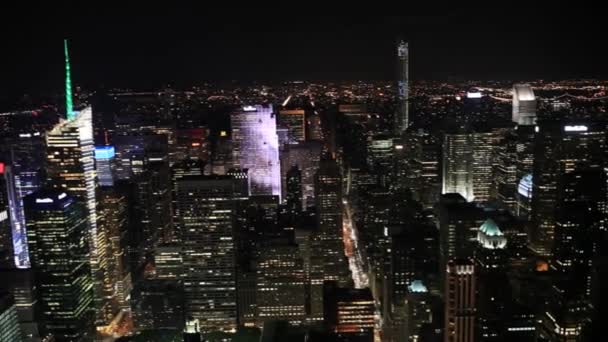 Aerial View New York City, Manhattan stadsbilden genom natten. — Stockvideo