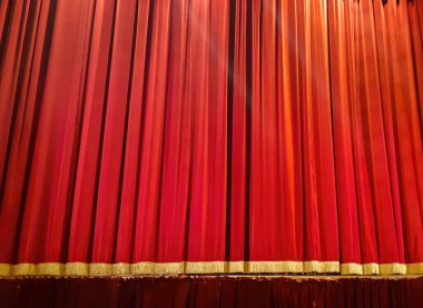 Kırmızı kadife perde ve altın perdeler kapalı, tiyatro zarafeti çağrıştırıyor, beklenti ve yaklaşan bir performansın vaadi ya da bir gösterinin sonu