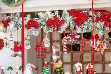 Noel pazarında çeşitli el yapımı dekorasyonlar sergileniyor. Ekose kumaş süslemeleri, kardan adam ve şeker kamışları dahil. Empoli, Toskana 'da sıcak, şenlikli bir atmosfer yaratıyorlar.