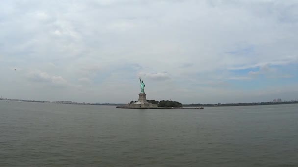 Estatua de la Libertad vista desde el agua — Vídeo de stock