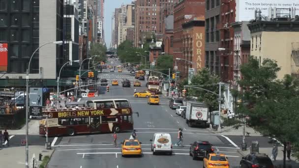 Bovenaanzicht van een kruispunt in New York met gele taxi's, auto's en voetgangers. — Stockvideo