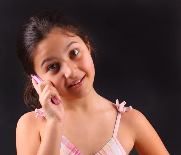 Kleines Mädchen ruft mit rosa Zelle an — Stockfoto