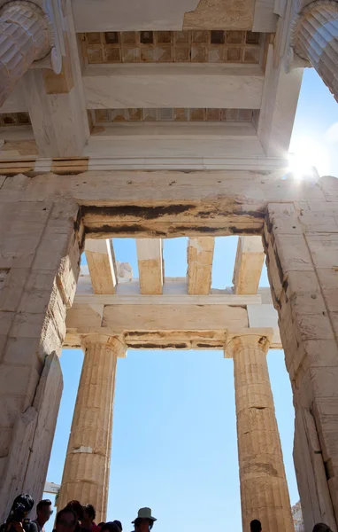 ATENAS, GRECIA - JULIO: Detalle de la Propilea en la Acrópolis —  Fotos de Stock