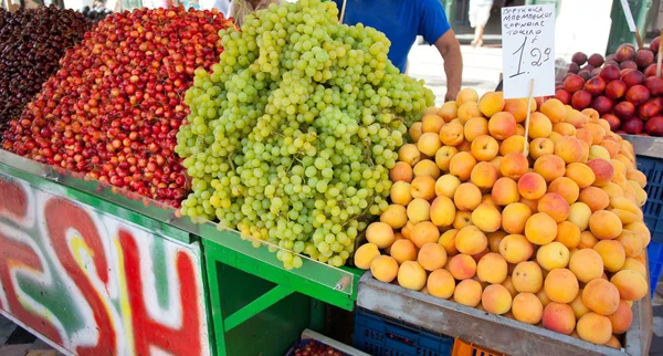 Стенд с фруктами в Афинах — стоковое фото