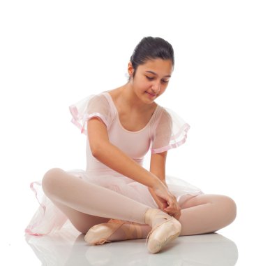 Balerin dans ayakkabılarını bağlama sırasında.