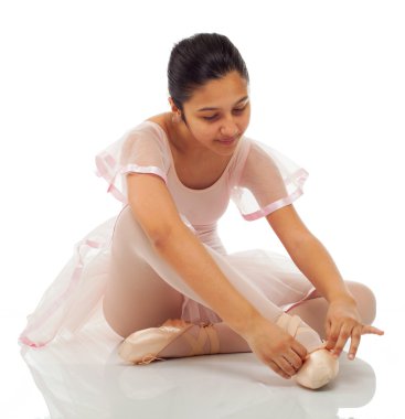 Balerin dans ayakkabılarını bağlama sırasında.