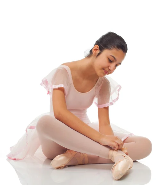 Ballerina samtidigt knyta sina skor för dans. — Stockfoto