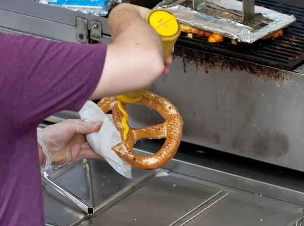 Pretzels with mustard in New York — Stock Photo, Image