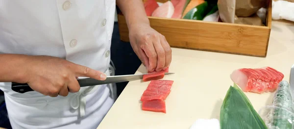 Hand was gesneden vis te maken sushi — Stockfoto