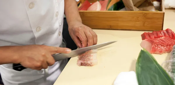 Hand was gesneden vis te maken sushi — Stockfoto