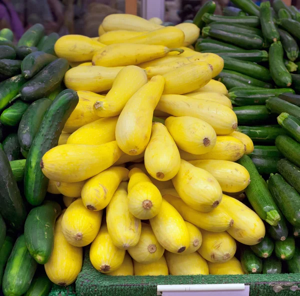 Жовті кабачки на ринку — стокове фото