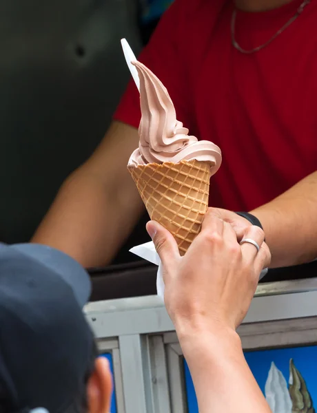 Tipik dondurma kamyonu ile dondurma satan — Stok fotoğraf