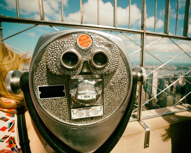 Empire State Bui vintage etkisi ile işletilen sikke dürbün