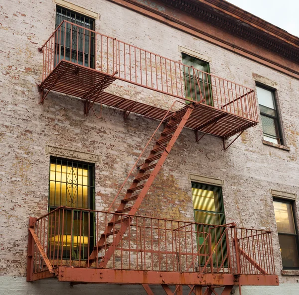 Escalera de incendio de una casa antigua en Nueva York — Foto de Stock