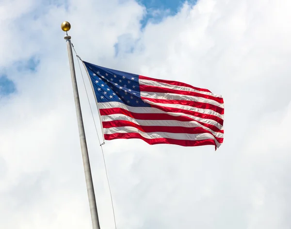 Bandeira dos EUA no céu azul com nuvens — Fotografia de Stock