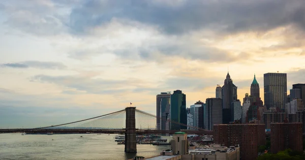 Linha do horizonte de Manhattan fotografada pela Ponte Manhattan . — Fotografia de Stock