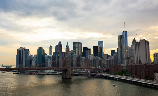 Panoramę Manhattanu sfotografowany przez manhattan Bridge. — Zdjęcie stockowe