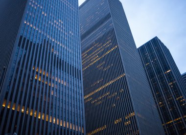 Manhattan şehir merkezinde alacakaranlıkta gökdelenler
