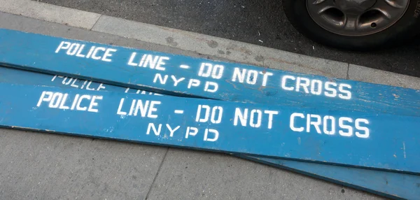 Barricadas policiais de madeira na cidade de Nova Iorque — Fotografia de Stock