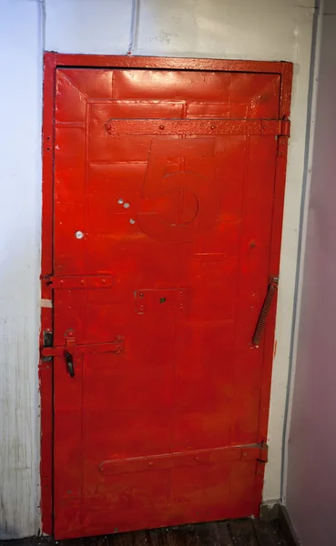 Puerta vintage pintada de rojo con número cinco — Foto de Stock