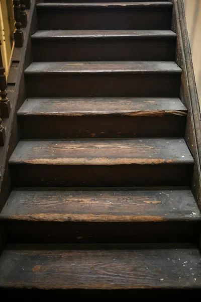 Escaleras vintage, enfoque selectivo en los escalones de madera — Foto de Stock