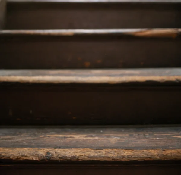 Escaleras vintage, enfoque selectivo en los escalones de madera — Foto de Stock