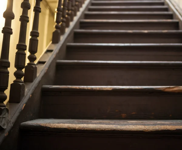 Vintage stairs, selective focus on the wooden steps — Stock Photo, Image