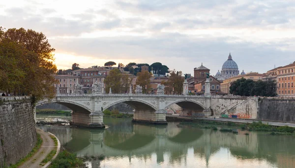 Most Vittorio Emmanuel Ii a bazilika je Svatý Petr — Stock fotografie