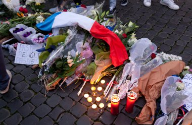 Çiçekler ve Piazza Fransız Büyükelçiliği önünde yanan mumlar