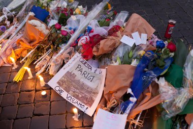 Çiçekler ve Piazza Fransız Büyükelçiliği önünde yanan mumlar