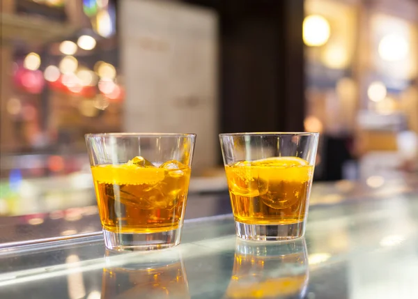 Vasos de aperitivo spritz cóctel con rodajas de naranja —  Fotos de Stock