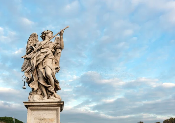 Estátua de Anjo na ponte do Castelo de Sant 'Angelo, Roma . — Fotografia de Stock