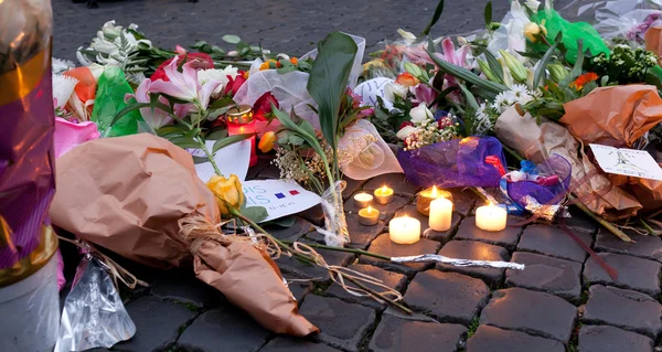 Flowers and lit candles in front of the French Embassy in Piazza — Stock Photo, Image