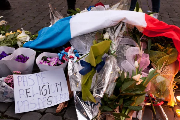 Çiçekler ve Piazza Fransız Büyükelçiliği önünde yanan mumlar