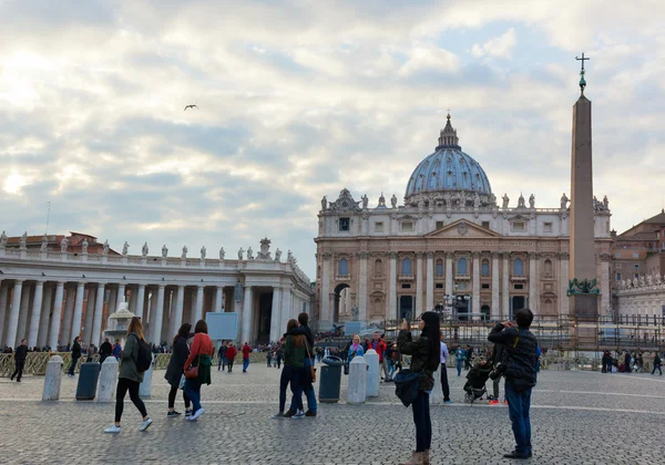 Turistů, kteří navštíví papežské baziliky svatého Petra ve Vatikánu — Stock fotografie