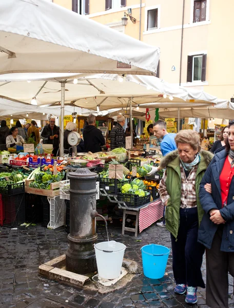 Campo de Fiori famoso mercado en Roma —  Fotos de Stock