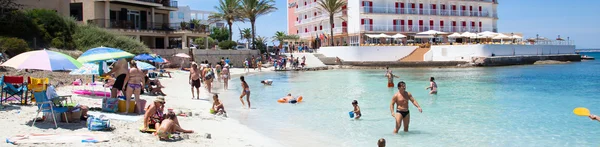 Gente en Es Trenc playa con arena blanca y mar turquesa — Foto de Stock