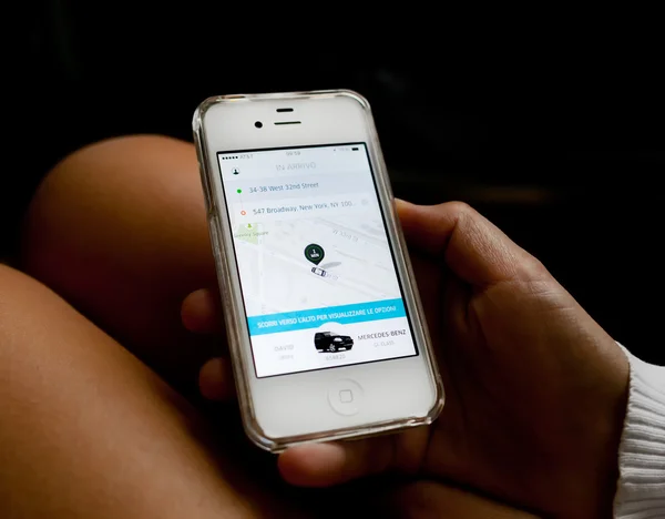 Uber App mit der Routenkarte in nyc — Stockfoto