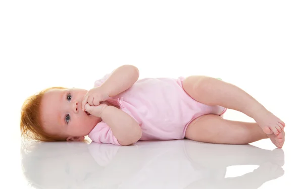 Bebê menina deitada no branco — Fotografia de Stock