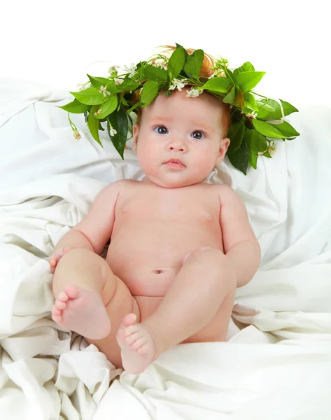 Bambina nuda con corona di fiori di gelsomino — Foto Stock