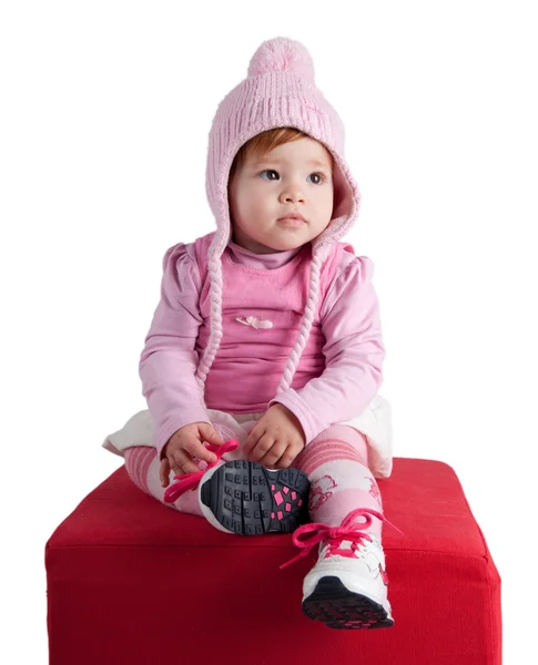 Söt baby med rosa ull hatt — Stockfoto