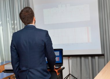 İşadamı bir proje gösterilmiştir