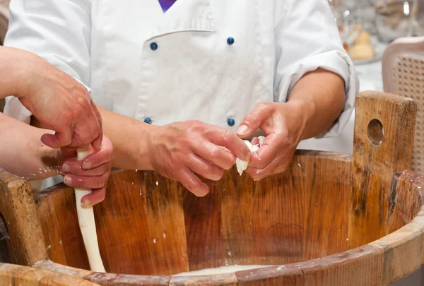 Produktion handgefertigte Verarbeitung von Mozzarella — Stockfoto