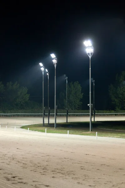 Pista de corrida de cavalos à noite — Fotografia de Stock