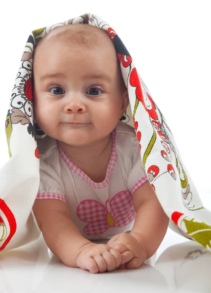 Das Baby unter einem Handtuch. Alter von 6 Monaten. — Stockfoto