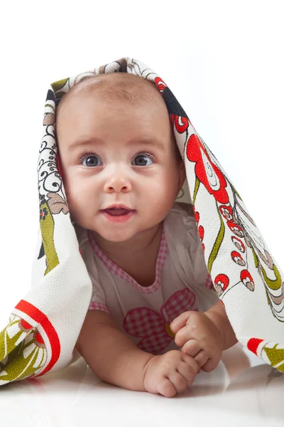 Das Baby unter einem Handtuch. Alter von 6 Monaten. — Stockfoto