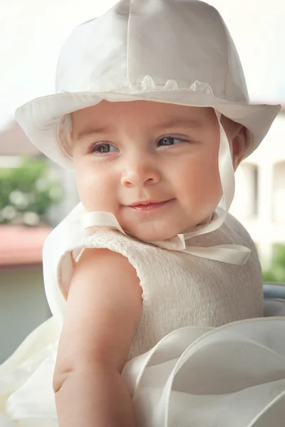 Porträt eines Kindes ein paar Monate nach ihrer Taufe. — Stockfoto