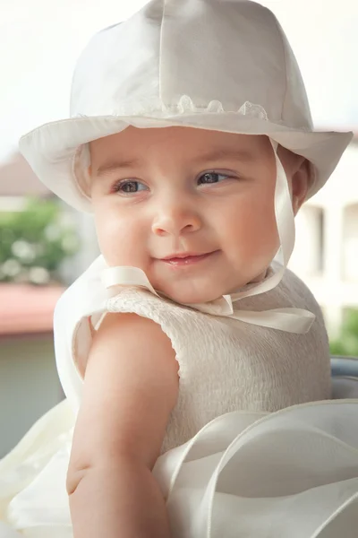 Portret van een kind een paar maanden op de dag van haar doopsel. — Stockfoto