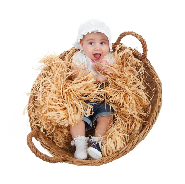 Lindo niño hembra en una cesta de paja —  Fotos de Stock