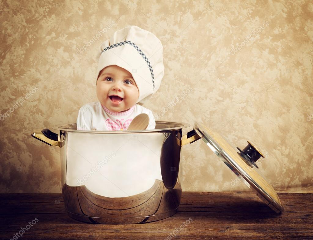 Lindo Bebe Chef En Un Caldero Enorme Foto De Stock C Antoniogravante